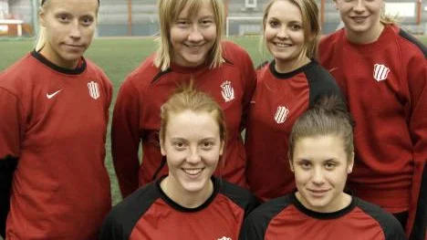 Piteå IF:s nyförvärv. Bakre raden från vänster:  Maria Rönnbäck, Sofie Persson, Ann-Mari Dovland, Jessica Olovsson. Nedre raden: Anna Westerlund, Hanna Pettersson.