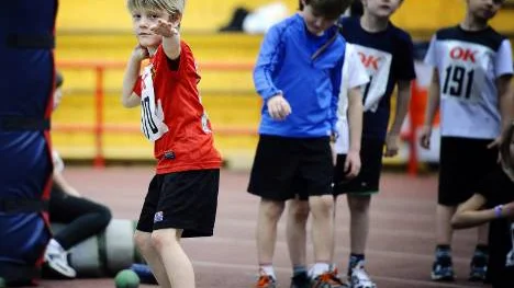 Mattias Berglund siktade, stötte och fick iväg kulan                           3.08 meter i yngsta pojkklassen P7. I bakgrunden ser konkurrenterna imponerade ut.