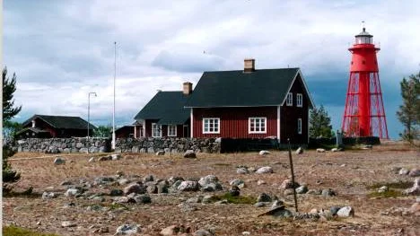 Rödkallen är en av de fyrplatser som författarna besökt och skildrar.