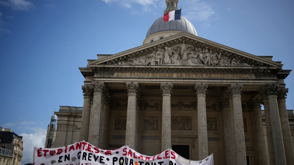 Studenter demonstrerade utanför Pantheon i Paris i torsdags. Arkivbild.