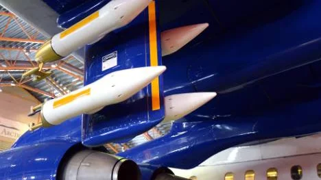 Under vingarna på flygplanet sitter instrument som mäter molnens regndroppar och snökristaller.