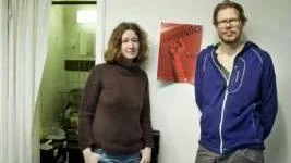 Anna Wessman och Nilsmagnus Sköld har tidigare gjort filmen "Stekta sparvar - en berättelse om den svenska Brasilienmigrationen". Nu tar de projektet ett steg vidare och låter det ta en mer materiell form på Galleri syster. Foto: Göran Ström