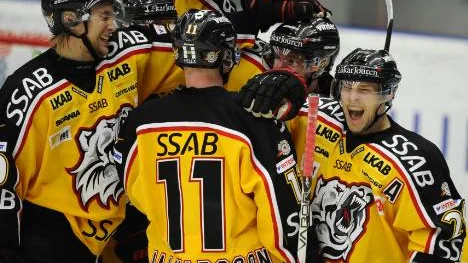 Vild glädje. Luleå Hockeys spelare firar bortasegern mot HV 71 - efter två poäng av Mattias Persson.