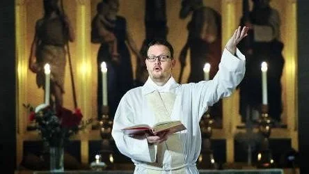 Prästen som försov sig i fjol vaknade i tid i år. Stefan Widman gjorde en bejublad entré i pyjamas men bytte senare om till ordinarie prästkläder.