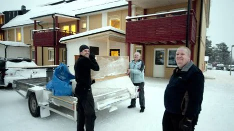 Roger Hellqvist har flyttat hem till Kiruna från Ludvika. Däremellan har han bott en tid hemma hos föräldrarna i Laukuluspa. Nu ser han fram emot att ta plats i sin egen lya igen. Bärhjälp har han också rekvirerat.FOTO: HANS STERNLUND
