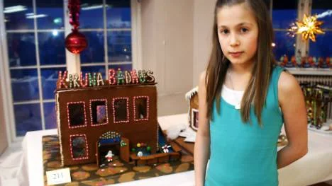 Julia Saari längtar efter att Kirunas badhus ska öppna igen. Under tiden gjorde hon ett förslag på hur det nya badhuset kan se ut som vann pepparkakshustävlingen.