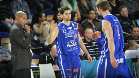 LF Basket hade besegrat Uppsala i samtliga tre matcher den här säsongen. Men i den fjärde för laget ihop helt och förlorade med 29 poäng. Tränaren Charles Barton och Emil Salon kan bara konstatera faktum.