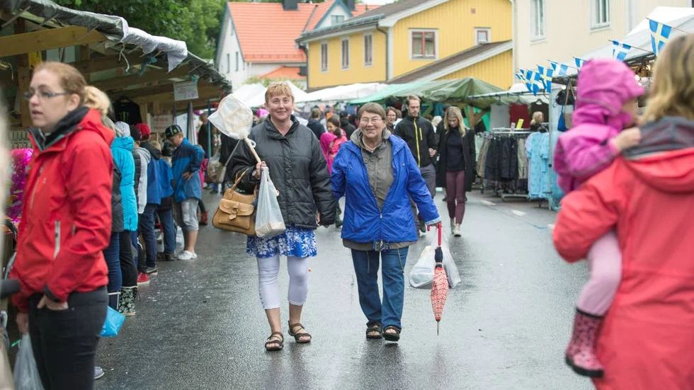 Kristina Flynner med mamma Ingegerd Pettersson på Rimforsa marknad.