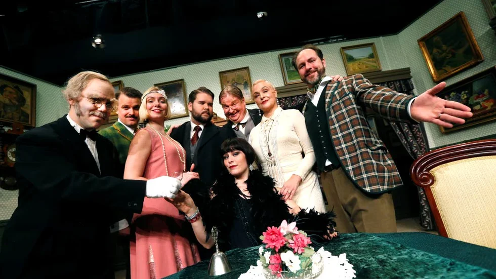 "Casanova sökes!". Hela ensemblen i Teaterexpressens uppsättning på Sagateatern: Jocke Johansson, Anders Gustavsson, Louice Ottosson, Jocke Gustavsson, Anna Dahlén, Niclas Angerborn, Regina Lund och Lasse Olofsson.