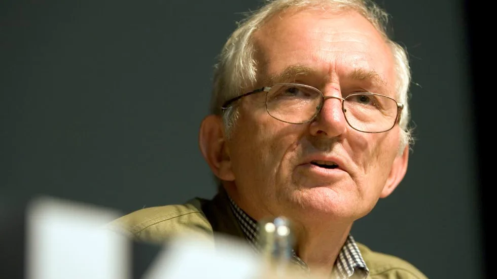 Folklivsforskare. Bengt af Klintberg, född 1938, etnolog, författare och konstnär. Han fick professors namn 2006. ”Råttan 
i pizzan” (från 1986) är bara en av de över 30 böcker som 
han skrivit i olika genrer.