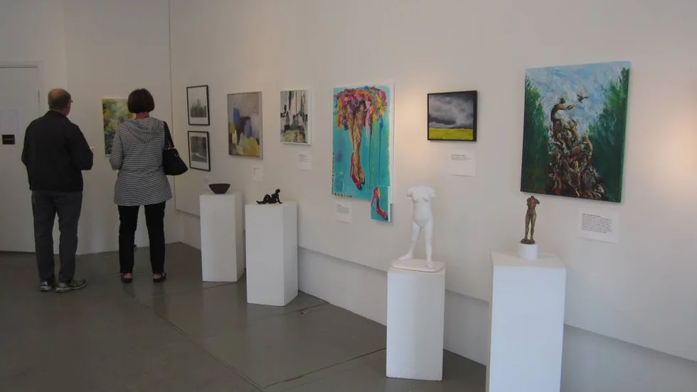 Interiör från samlingsutställning Galleri Kraftverk, Mjölby.