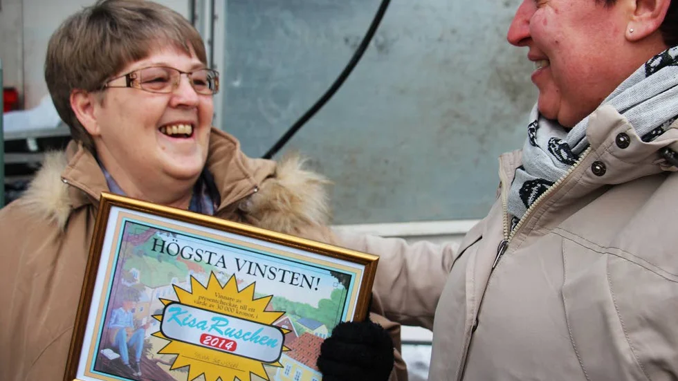 Kan shoppa. Sylvia Svensson var en något överraskad men glad vinnare och gratulerades av släktingen Ewa Grahn.