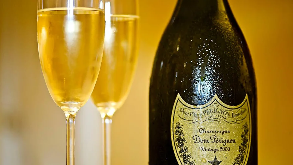 Champagne. Bättre än glögg och funkar i alla lägen.