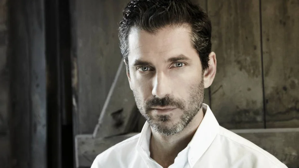 Jens Lapidus, född 1974är advokat på brottmålsbyrån Försvarsadvokaterna. 2006 debuterade Jens Lapidus med "Snabba cash".