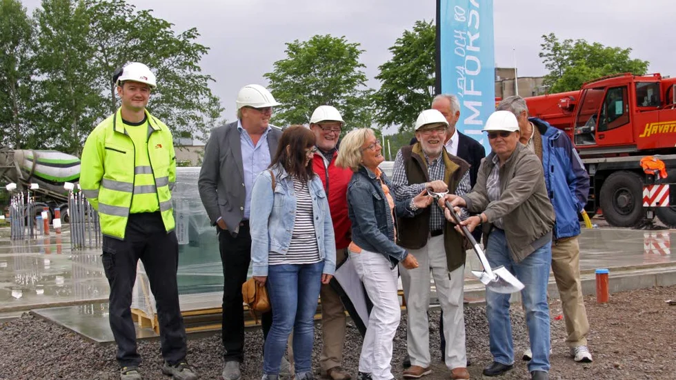 Kindahus ordförande Lars Wiström flankeras av stiftelsens styrelse och tjänstemän vid första officiella spadtaget i bygget av Rimforsas trygghetsboende. till vänster också byggledare Marcin Fijolek.
