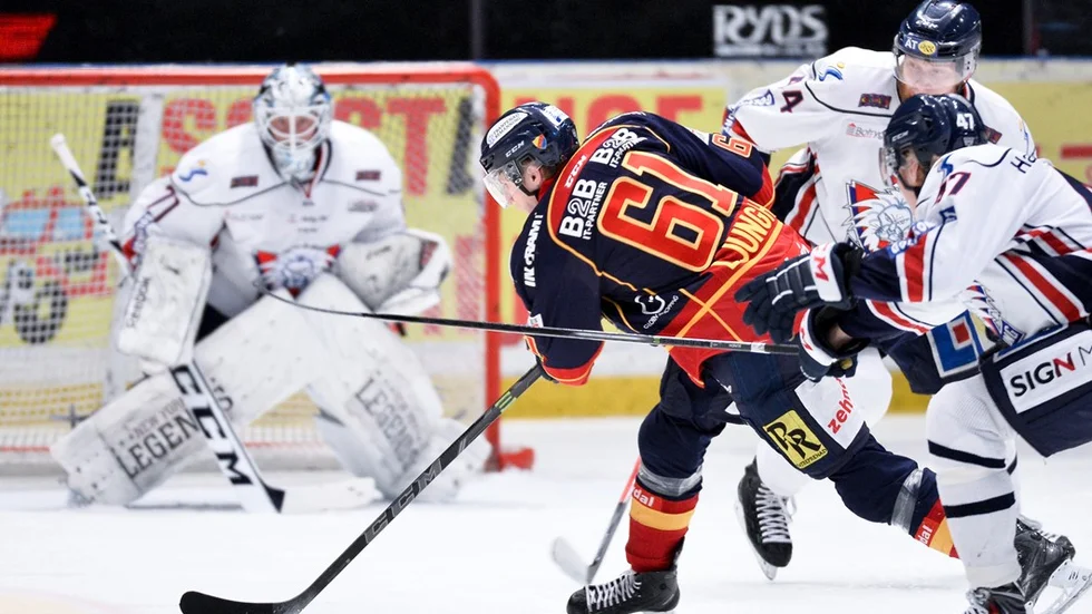STOCKHOLM 2015-01-15:
Djurgårdens Markus Ljungh närmar sig Linköpings mål under torsdagens SHL-match mellan Djurgården Hockey och Linköping HC på Hovet. 
Foto: Anders Wiklund / TT / Kod 10040