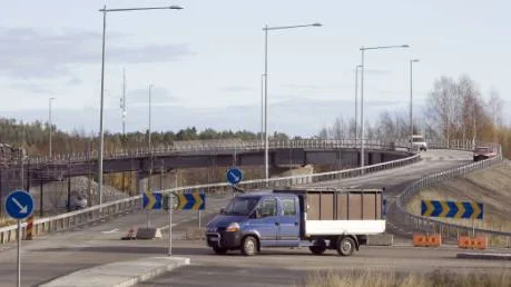 En hög viadukt över Malmbanan och med utsikt över Gammelstadsviken möter bilisten som tar nya Universitetsleden från Notviken till Porsön. FOTO: Göran Ström