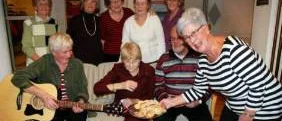 Gänget som förgyller de gamlas vardag