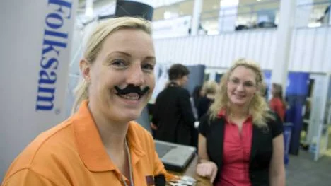 Folksams Annie Kaidussis delar ut en genväg in i svenskt näringsliv, en mustasch. Civilekonomstudenten Sofia Wepplinger är mäkta intresserad.