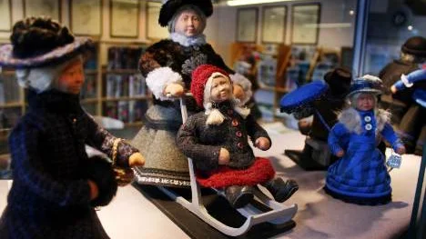 Flickan som skjutsas av sin mor på sparken är Irma Engström själv, fångad i ett fruset ögonblick för många år sedan.