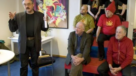 Nu är det klart. Tomtefar och tomtemor kommer till stadsparken varje dag i december fram till jul. Håkan Rudehill har gjort manus. Jarl Lindblad regin. Hakim Jakobsson, Kjell Morin, Ann-Jeanette Öhrvall och Emma Löfström ska gestalta julstressen i tomteland.FOTO: Göran Ström