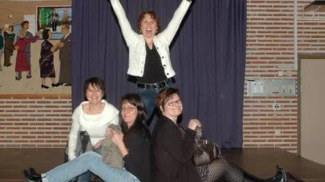 Susanne Westberg, Åsa Lindgren, Elisa Kukkonen och Anna-Lena Pessa och Erika Medström som saknas på bilder ger sig nu ut på turné med teateruppsättningen I"m gonna marry Vinnie Vincent.
