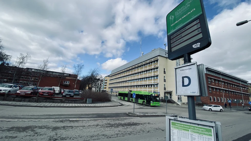 Den tillfälliga busshållplatsen Kyrkogatan D ska nu bli permanent, med en busskur och ett övergångsställe. 