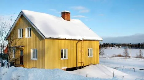 Lars Westerberg är 80 år och sköter allt själv i sitt hem i Svanstein. Han skottar, bakar, städar och allt annat som hör ett hushålle till. Men sedan landbrevbäraren inte längre får hjälpa honom med räkningar tvingas han ta hjälp från släkten. "Det känns inte bra, jag är van att klara mig själv", säger han. FOTO: linda danhall