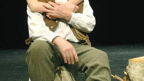 Nea Ruth och farfar Elo Junttila som Oscar och Britta pratar om livet i stort och smått.