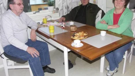 Gerhard Näckstam, John Larsson och Birgitta Näckstam är chockade över misstankarna mot den 50-årige familjefadern, som de ofta har på besök i sina hem och mitt i bland sig i byn Mäntyvaara. FOTO: Maria Ödalen