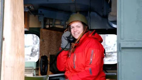 Åsa Andersson-Ulvede demonstrerar hur en signalvagn fungerade under beredskapstiden. FOTO: Karolina Strömbäck Horney