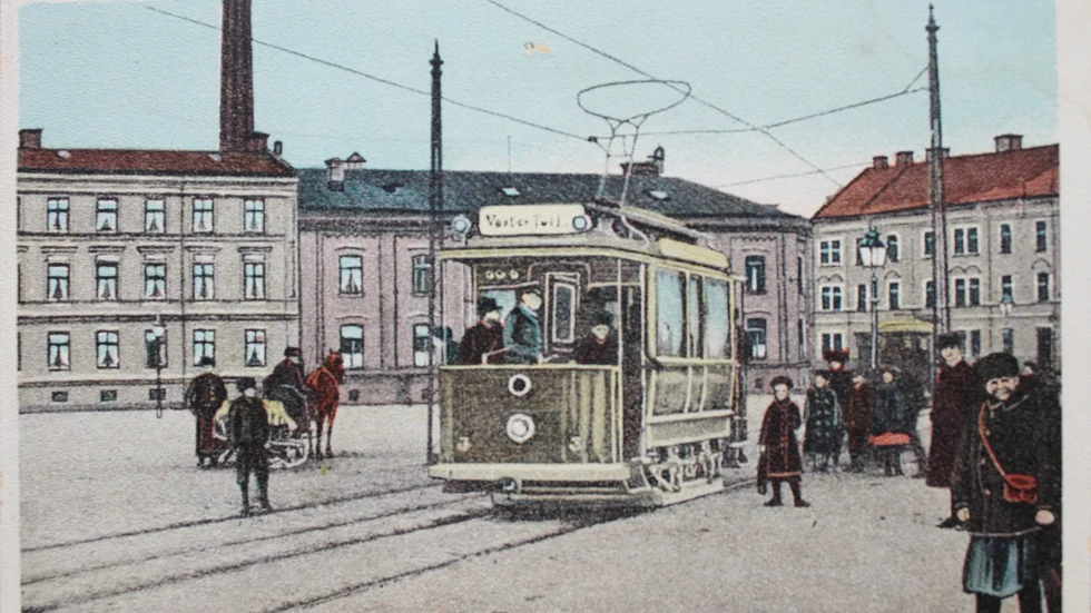 Spårvagn korsar Stortorget.
