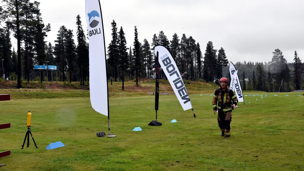 Bara några meter kvar innan Maxim Spasskiy när mållinjen i full brandmansdräkt i Dundret Extreme Running.