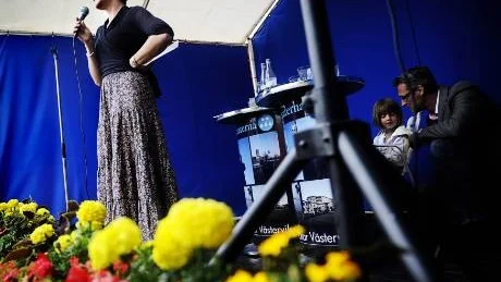Anna Kinberg Batra (M), gruppledare i riksdagen, var på besök i Västervik under torsdagen. Hon var både föreläsare och mamma. Dottern fick vänta längst bak på scenen tillsammans med riksdagspolitikern Jörgen Andersson (M).Foto: Ola Axman