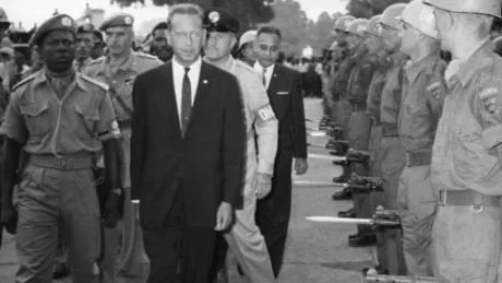 FN:s generalsekreterare Dag Hammarskjöld inspekterar de svenska FN-trupperna i Kongo.Foto: Scanpix arkiv