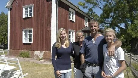 Emelie, Anita, Paul och Sebastian Hultman framför restaurangen på Rågö. Snart börjar gästerna välla in från hamnen.