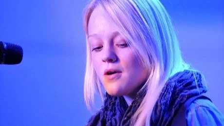 Josefin Eek framförde låten Calling/Wherever you will go, till eget komp under fredagens Musik Direkt på Mejeriet i Västervik.Foto: Iilka Ranta