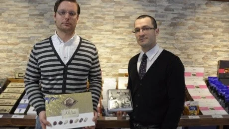 Andreas Adelgren, till vänster, och hans anställde Mathiaz Bunjaku tror starkt på lanseringen av den estniska chokladen i Sverige. Chokladfabriken Kalev grundades redan 1806.
Foto: Ashraf Isa