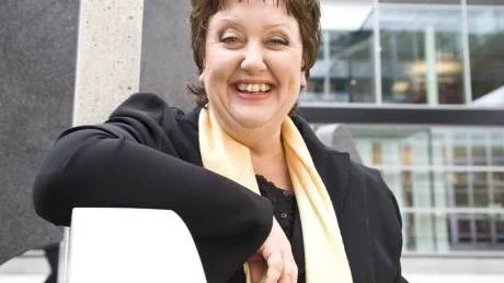Talang för tajming och själva synsättet på vad som är roligt eller inte är grundläggande för att bli en bra stå upp-komiker. "Men sen kan man öva upp olika sätt att skriva och göra humor på", säger Babben Larsson som bland annat undervisar i humor på Norra Brunn akademi.Foto: Marie Agerhäll