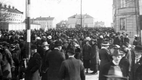 Samling på Fängelsetorget första maj 1917.