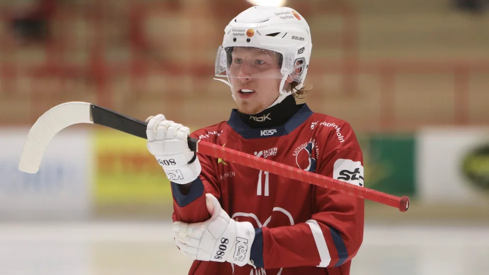 Joonatan Irtamo har hittat sin nya roll som högerback i KVBS. Samma position han hade i Edsbyn då det blev ett SM-silver. Men det var i finska Jyväskylä med pappa Ville som tränare han upptäckte bandyn.