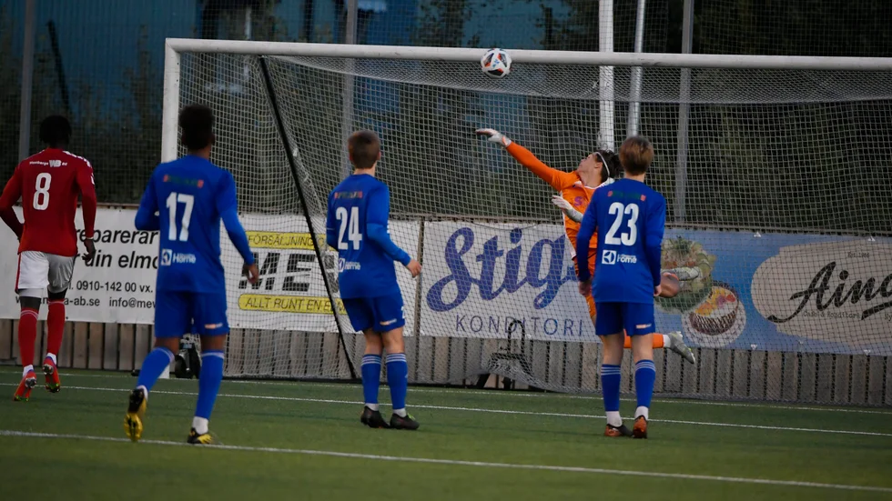 Lucas Löfbom hade mycket att göra – men han kunde inte nå alla bollar, här 2–3-målet.