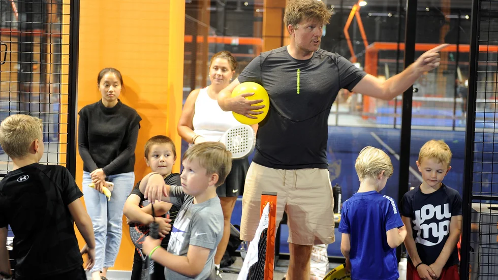 PDL United Club har lagt terminsavgiften lågt för att alla ska kunna få testa padel. "Det är hälften så dyrt som i Stockholm" säger Kenneth Klausen.