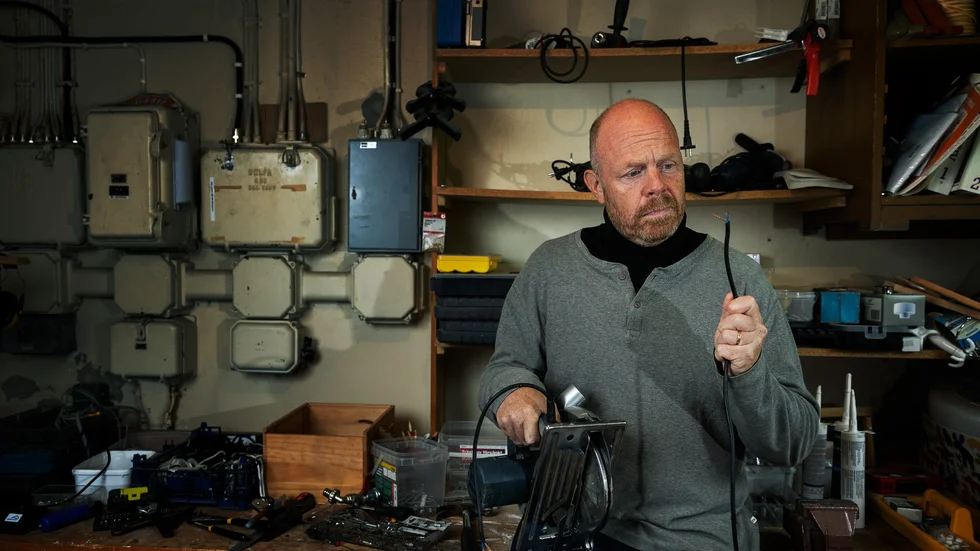 Jacke Sjödin gör ingen hemlighet av att han är ohändig. ”Det vore hemsk pinsamt om jag låtsades klara av saker som jag inte klarar”. 