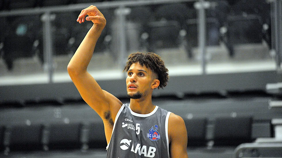 Nyförvärvet Brendan Bailey blev poängbäst i BC Luleå när laget åkte på en storförlust mot Jämtland i säsongens första träningsmatch.