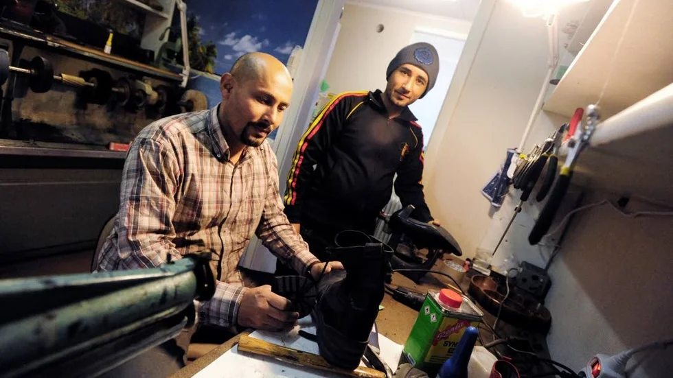Bröder. Jowan Hossein får hjälp av sin bror Walat i det nya skomakeriet i Västervik. Här ska de också laga kläder och möbler och ha nyckelservice.