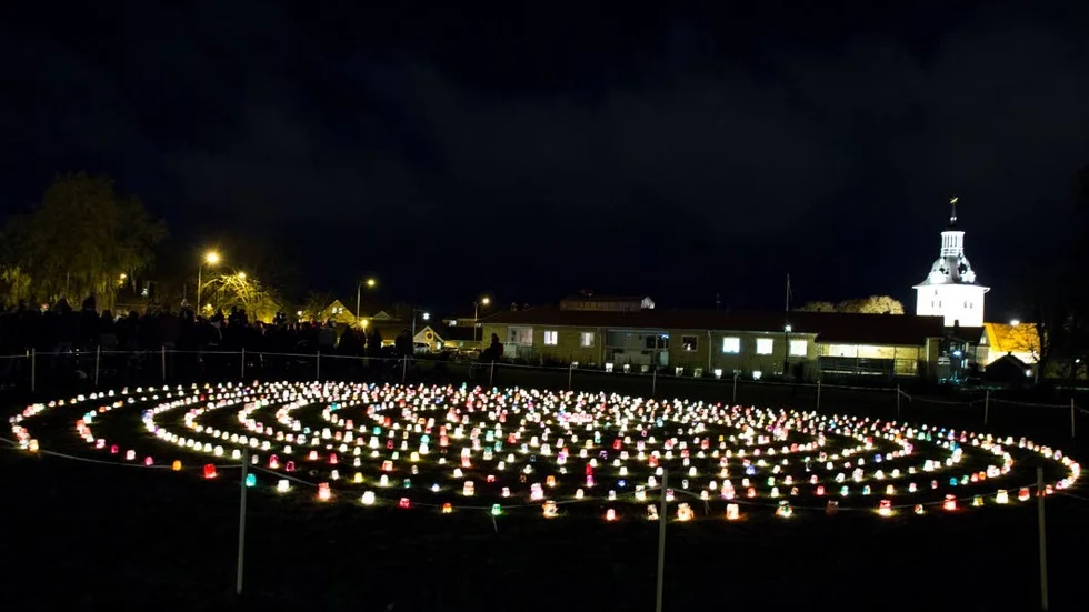 Många. 900 lyktor tändes i Stadsparken i Västervik under fredagskvällen.