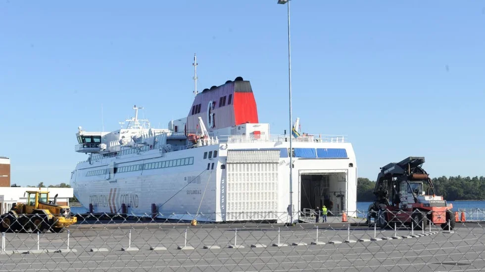 Tog stryk. Jetstrålarna från Gotlandsbåten orsakade skador i hamnen. Förstärknignsarbeten behöver genomföras innan färjepremiären.