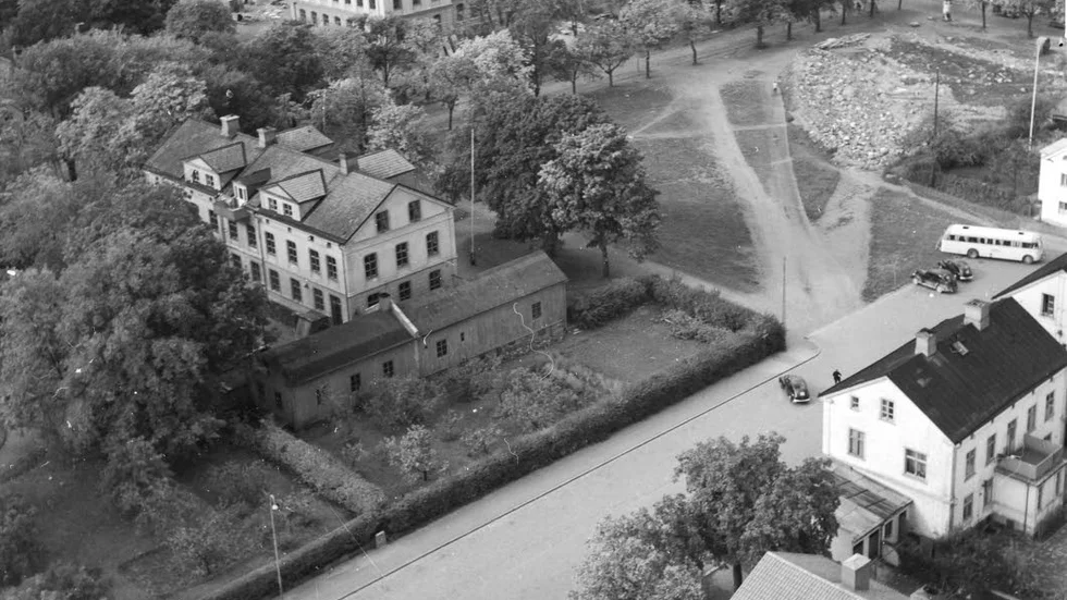 Skolor. Bilden är tagen från S:t Petri kyrka mot Gamla Norr. Längst ned till vänster vid läroverksplan låg yrkesskolan och läroverket, som delvis gömmer Kvarngatsskolan. Bilden har museet fått av Anders Nilsson, Fotocentralen.