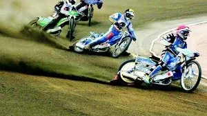 Bra fart på dansken. Bjarne Pedersen har tagit täten i det tredje heat. Bjarne blev bäste poängplockare med sina 13+1 poäng.